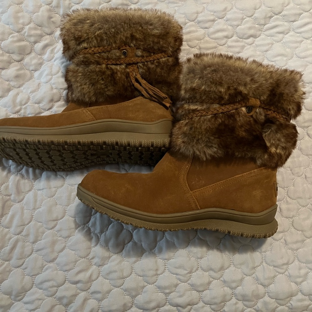 Brand new never worn Minnetonka Moccasins